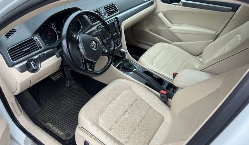 Volkswagen Passat 2015 full