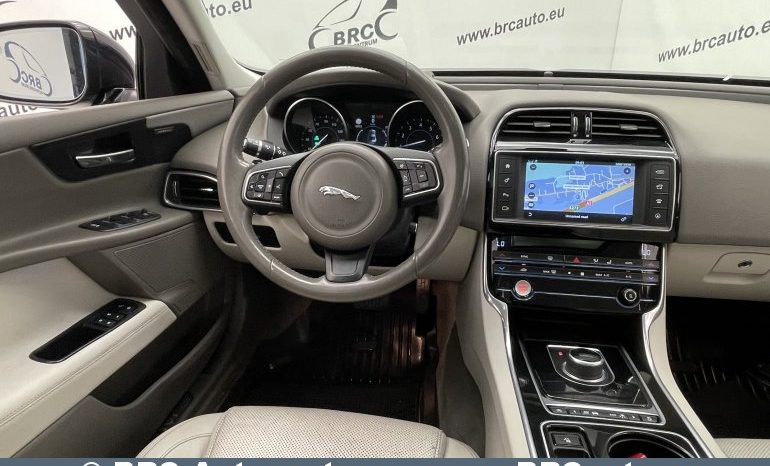 Jaguar XE 2.0i Prestige Automatas 2017 full