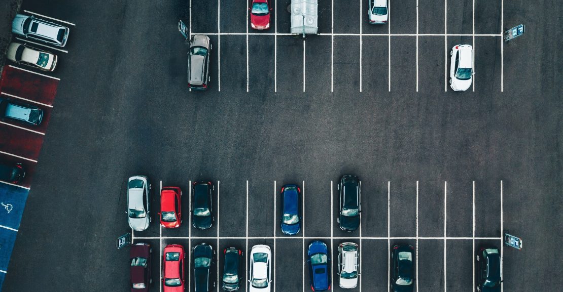 Automobiliai aikštelėje (Shutterstock nuotr.)