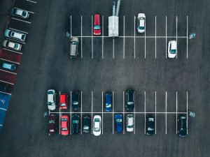 Automobiliai aikštelėje (Shutterstock nuotr.)