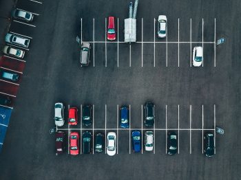 Automobiliai aikštelėje (Shutterstock nuotr.)
