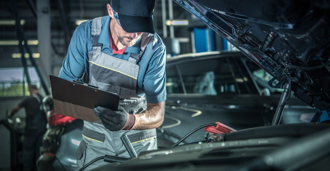 Meistras tikrina automobilį (Shutterstock nuotr.)