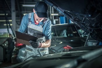 Meistras tikrina automobilį (Shutterstock nuotr.)
