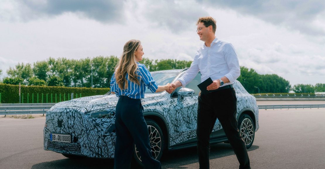 Mercedes-Benz CEO Ola Källenius testet den neuen elektrischen GLC mit fünf ChallengesMercedes-Benz CEO Ola Källenius tests the all-new electric GLC, with five challenges