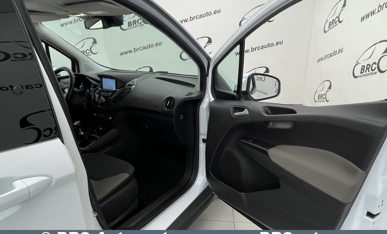 Ford Tourneo Courier 1.5 TDCi 2020 full