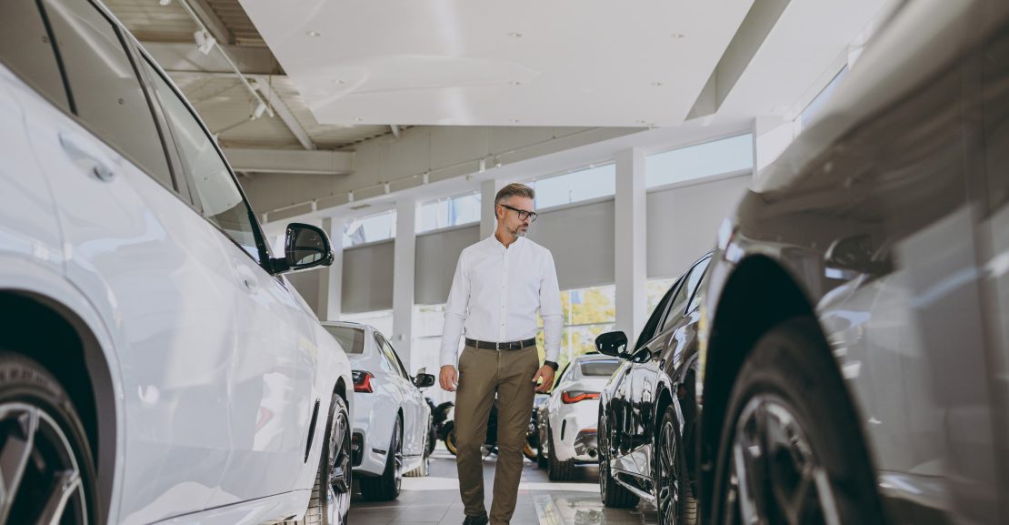 Automobilių salonas (Shutterstock nuotr.)
