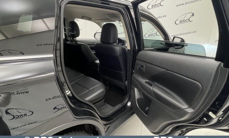 Mitsubishi Outlander 2.0 4WD CVT Automatas 2016 full