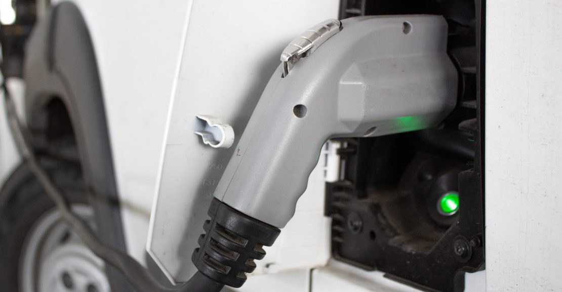 Įkraunamas lengvasis komercinis elektromobilis (Shutterstock nuotr.)