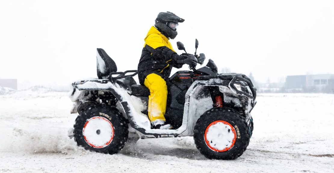 Kelionė su tinkama apranga ir tinkamu keturračiu žiemą (Gamintojo nuotr.)