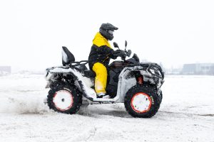 Kelionė su tinkama apranga ir tinkamu keturračiu žiemą (Gamintojo nuotr.)