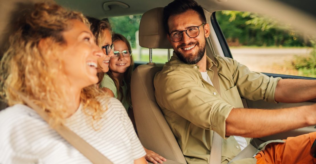 Šeima automobilyje (Shutterstock nuotr.)