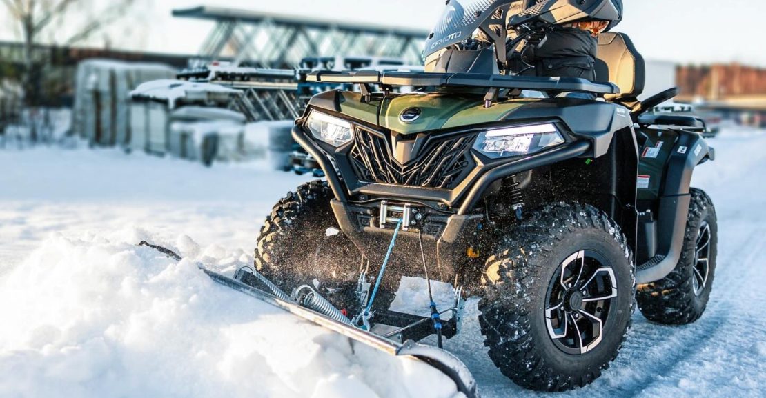 Žiemą keturračiu galima valyti sniegą (Gamintojo nuotr.)