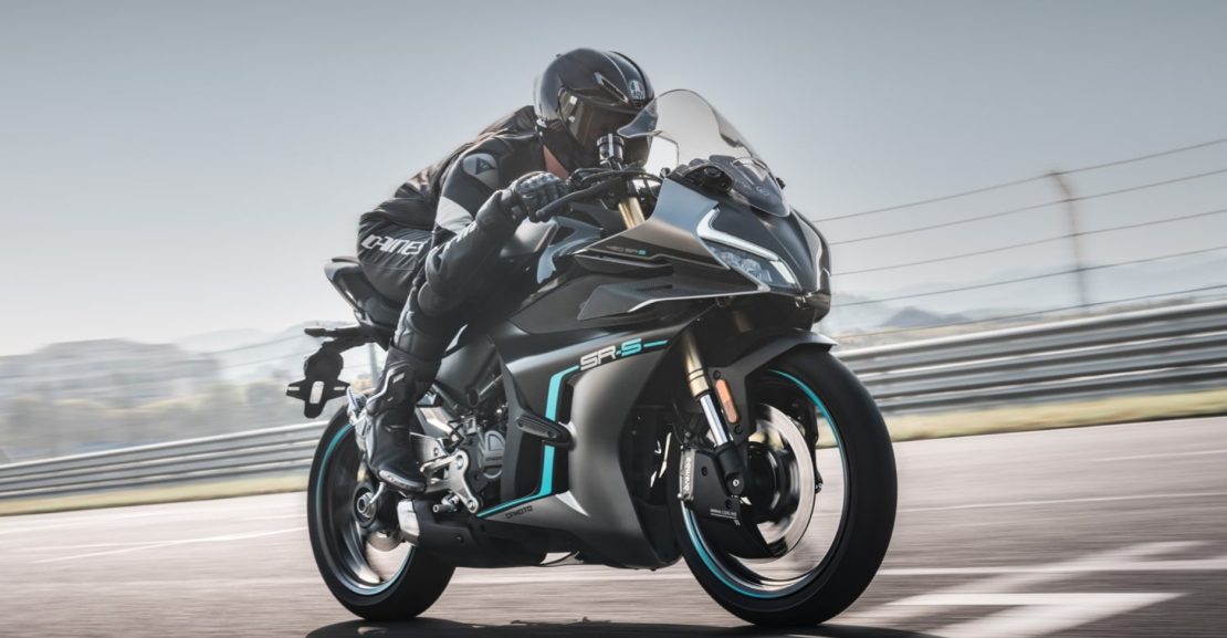 Greitai važiuoja motociklu (Gamintojo nuotr.)