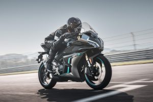 Greitai važiuoja motociklu (Gamintojo nuotr.)