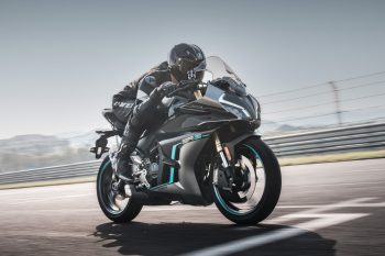 Greitai važiuoja motociklu (Gamintojo nuotr.)