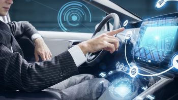 Naudojasi automobilio technologijomis (Shutterstock nuotr.)