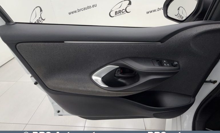 Toyota Yaris 1.5 Hybrid Dynamic Force 2021 full