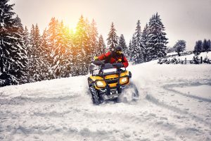 Pramogos keturračiu žiemą (Shutterstock nuotr.)
