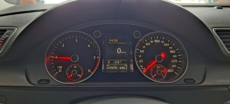 Volkswagen Passat 2011 full