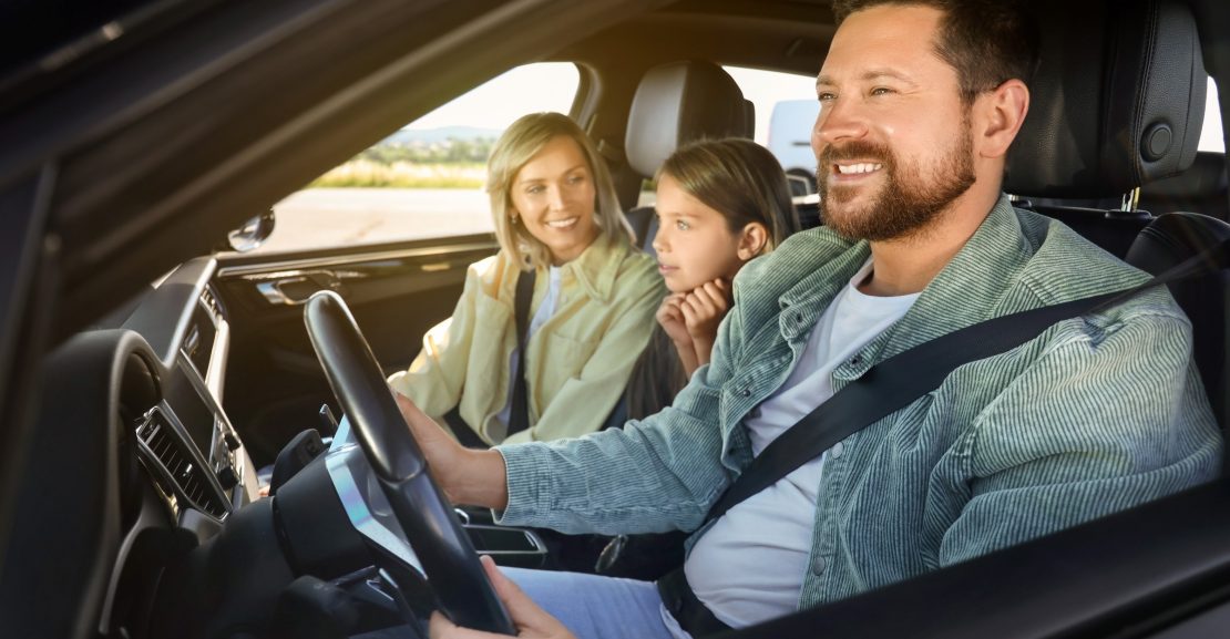Šeima automobilyje (Shutterstock nuotr.)