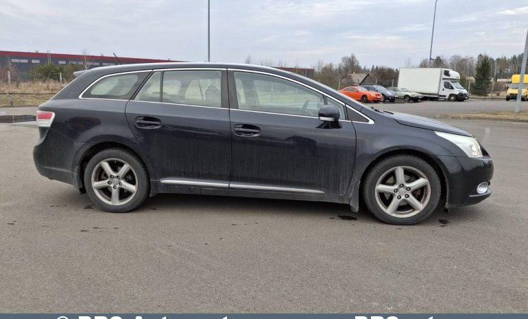 Toyota Avensis  2010 full