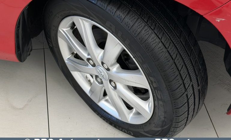 Toyota Yaris 1.3 VVT-i 2013 full