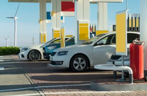 Automobiliai-degalinėje-Shutterstock-nuotr.jpg