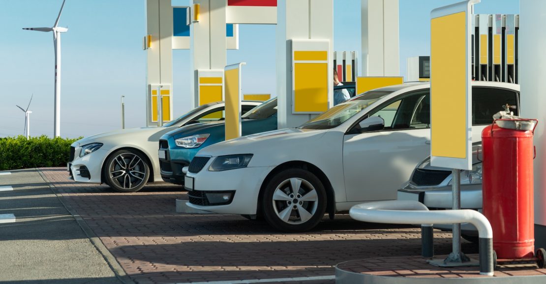 Automobiliai-degalinėje-Shutterstock-nuotr.jpg