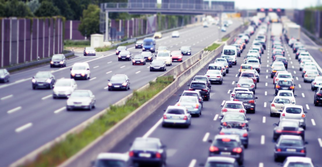 Automobilių spūstis greitkelyje (Shutterstock nuotr.)