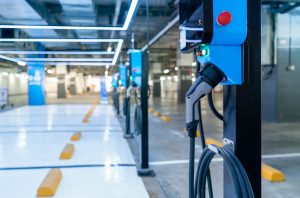 Elektromobilių įkrovimo stotelės (Shutterstock nuotr.)
