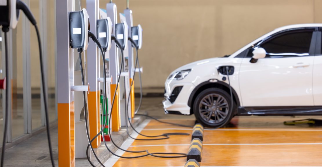 Elektromobilių įkrovimo stotelės (Shutterstock nuotr.)