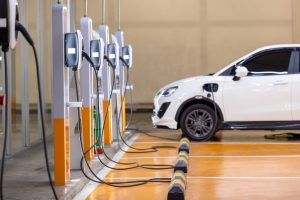 Elektromobilių įkrovimo stotelės (Shutterstock nuotr.)