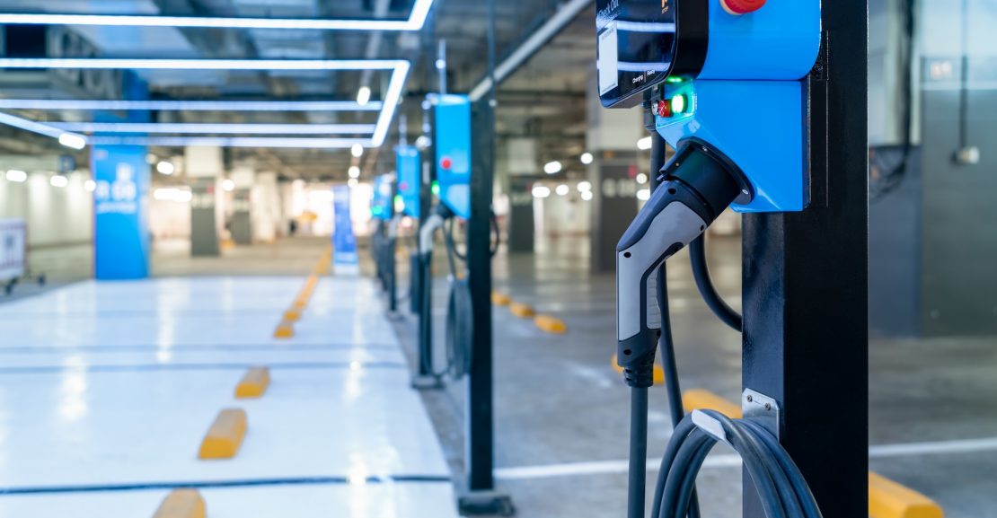 Elektromobilių įkrovimo stotelės (Shutterstock nuotr.)