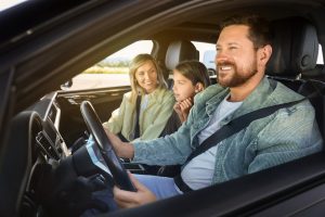 Šeima-automobilyje-Shutterstock-nuotr.
