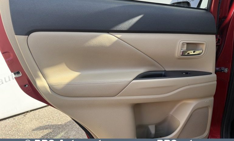 
								Mitsubishi Outlander 2.0 MIVEC 4WD Automatas 2017 full									