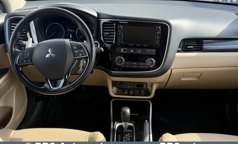 
								Mitsubishi Outlander 2.0 MIVEC 4WD Automatas 2017 full									