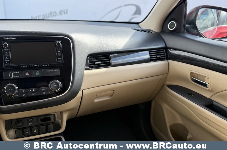 Mitsubishi Outlander 2.0 MIVEC 4WD Automatas 2017