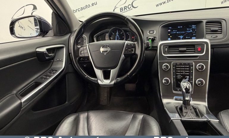 
								Volvo V60 D6 Plug-In AWD Twin Engine Automatas 2015 full									