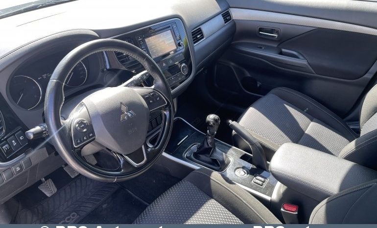 
								Mitsubishi Outlander 2.2 D-ID AWD 2017 full									