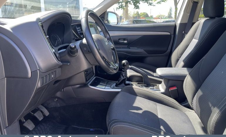 
								Mitsubishi Outlander 2.2 D-ID AWD 2017 full									