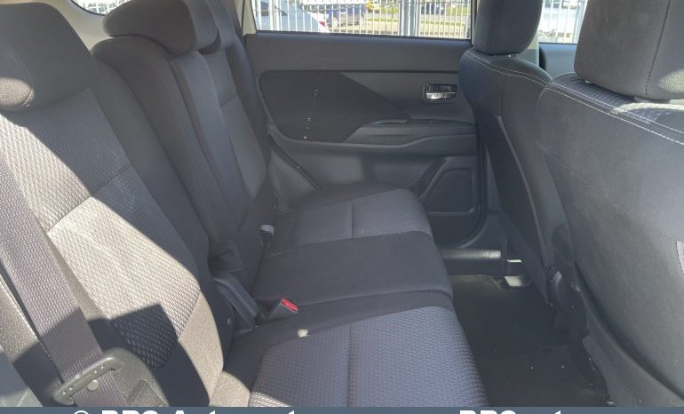 
								Mitsubishi Outlander 2.2 D-ID AWD 2017 full									