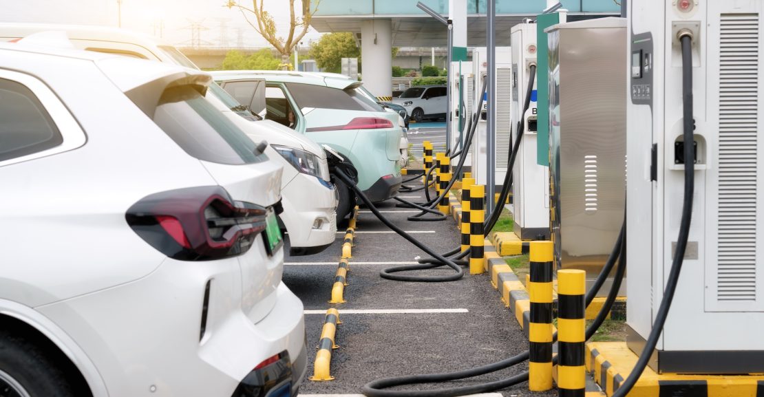 Kraunami-elektriniai-automobiliai-Shutterstock-nuotr.jpg
