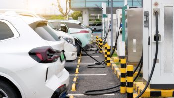 Kraunami-elektriniai-automobiliai-Shutterstock-nuotr.jpg