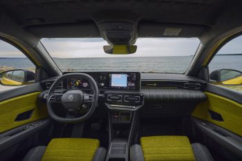 Renault-5-E-Tech-electric-iconic-cinq-version-Pop-Yellow