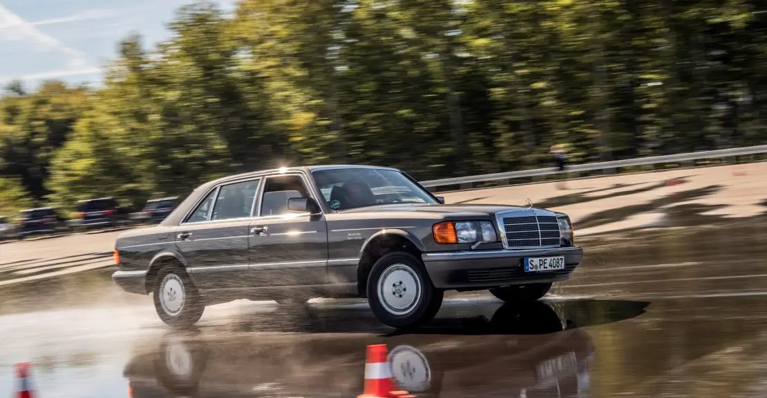 W126 kodinio pavadinimo Mercedes-Benz S klasė (Gamintojo nuotr.)