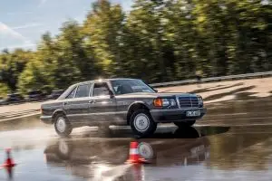 W126 kodinio pavadinimo Mercedes-Benz S klasė (Gamintojo nuotr.)