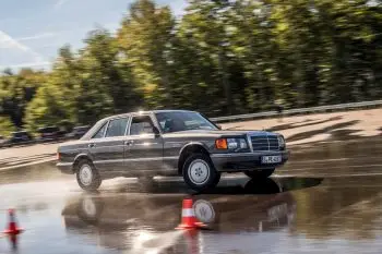 W126 kodinio pavadinimo Mercedes-Benz S klasė (Gamintojo nuotr.)