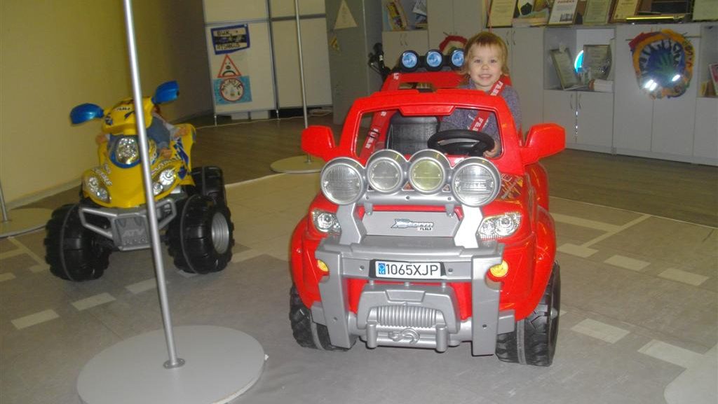 vaikas automobilyje