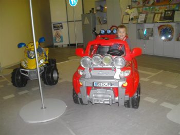 vaikas automobilyje