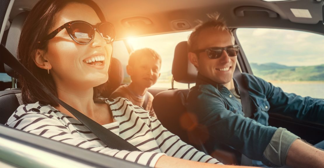 Šeima su vaikais automobilyje (Shutterstock nuotr.)